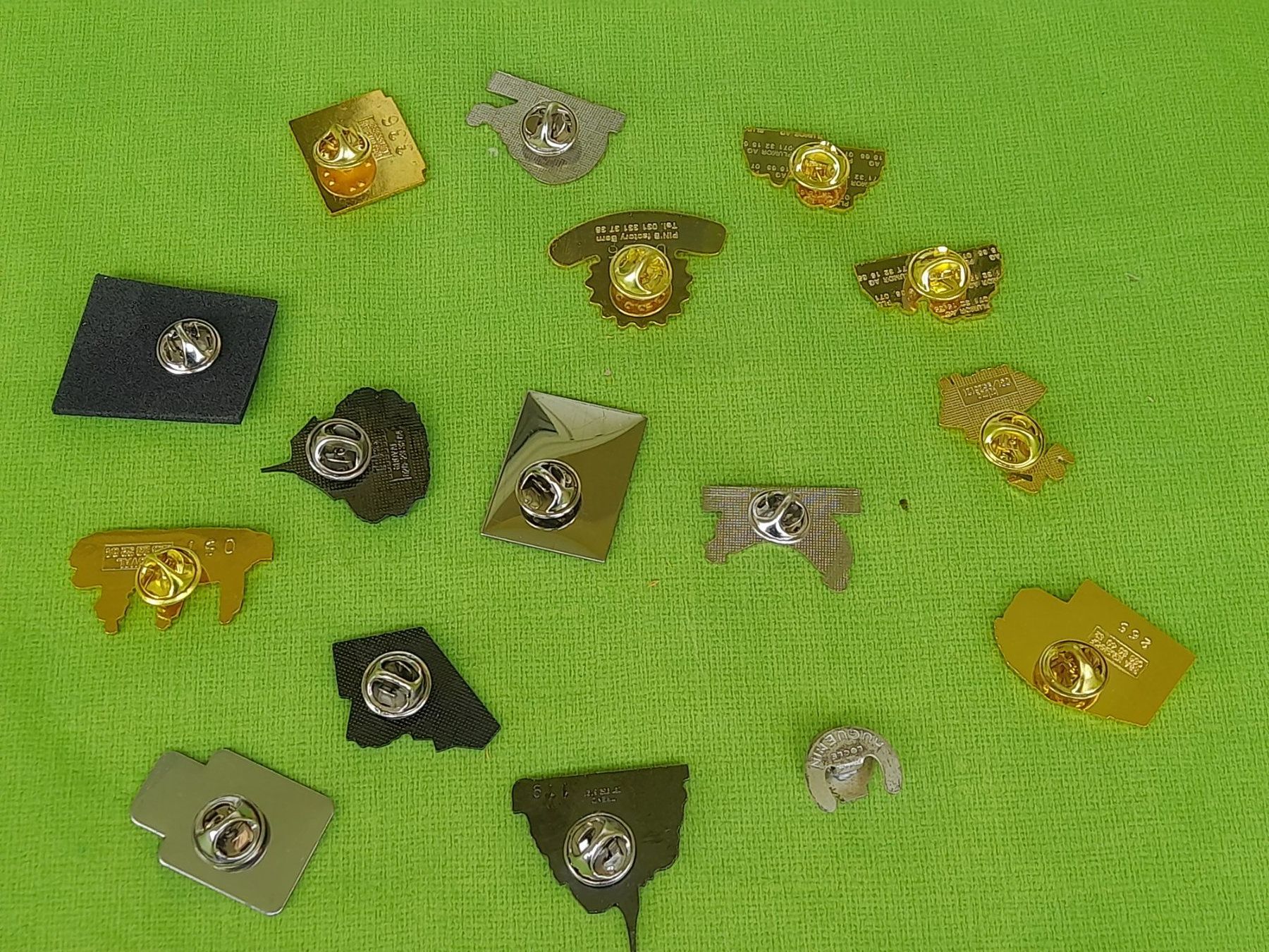 Placchette & Badge: Lot Pins/Anstecknadeln – Usato da Aeschi b.Spiez venduto da 52_wochen 8