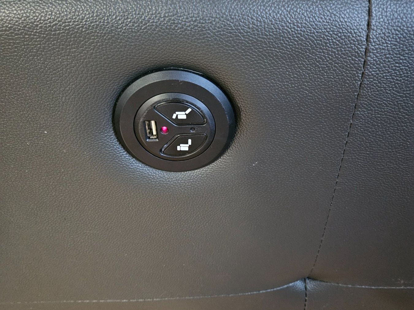 Conforama Divani: Elektronisches Sofa 2-plätzig mit Relaxfunktion und USB – Usato da Wikon venduto da Mr.Saxer 2