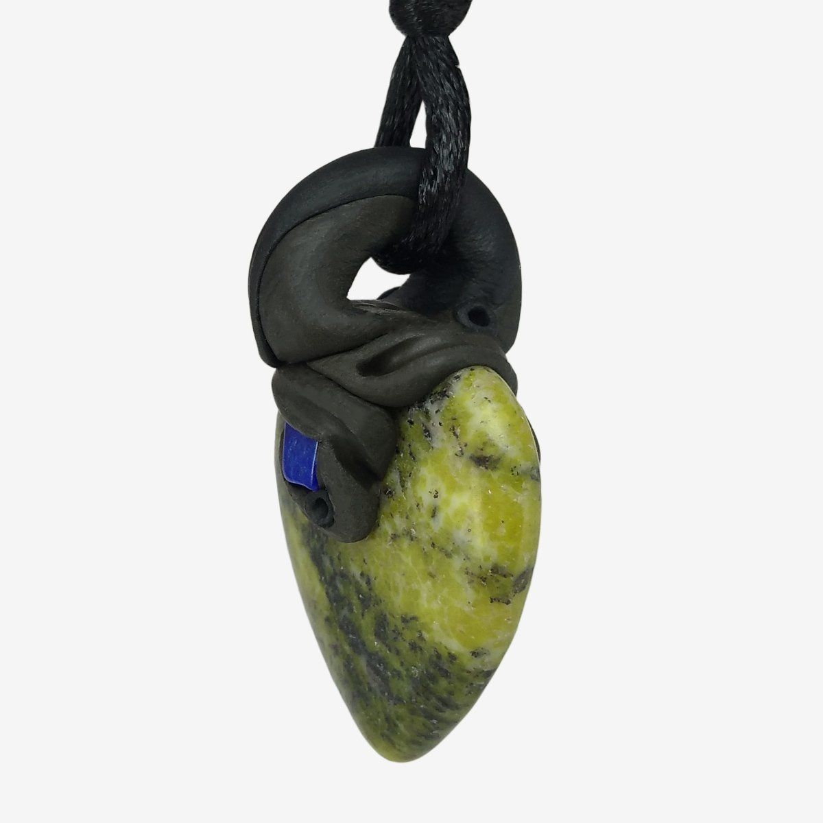 Minerali & Pietre curative: Lizardit-Serpentin Steinanhänger mit Lapislazuli – Nuovo e nell'imballaggio originale da Meilen venduto da BYRD-Design 1