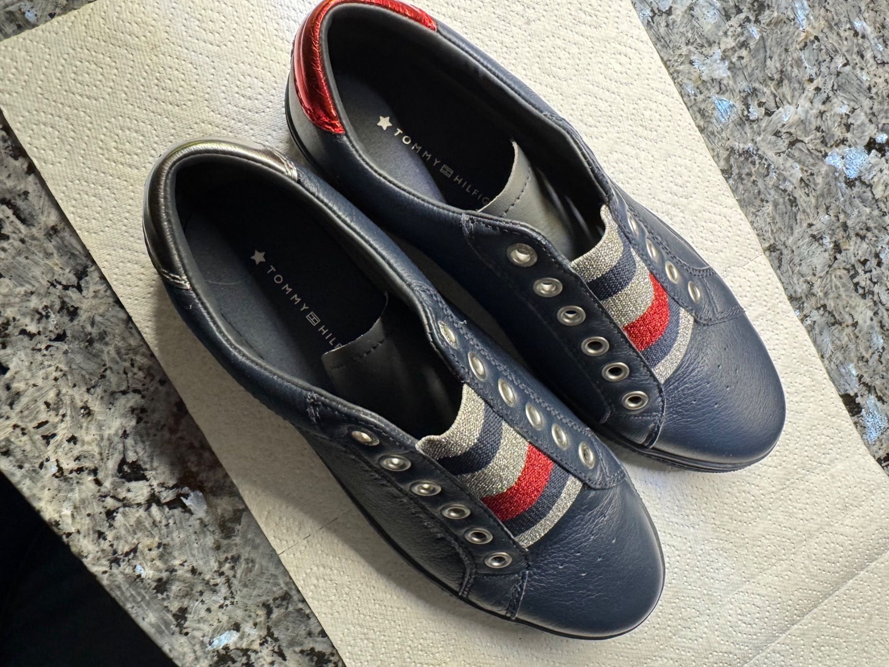 Tommy Hilfiger Damenschuhe: Sneaker Tommy Hilfiger Gr.37 neuwertig – Neu (gemäss Beschreibung) aus Bronschhofen von pgds