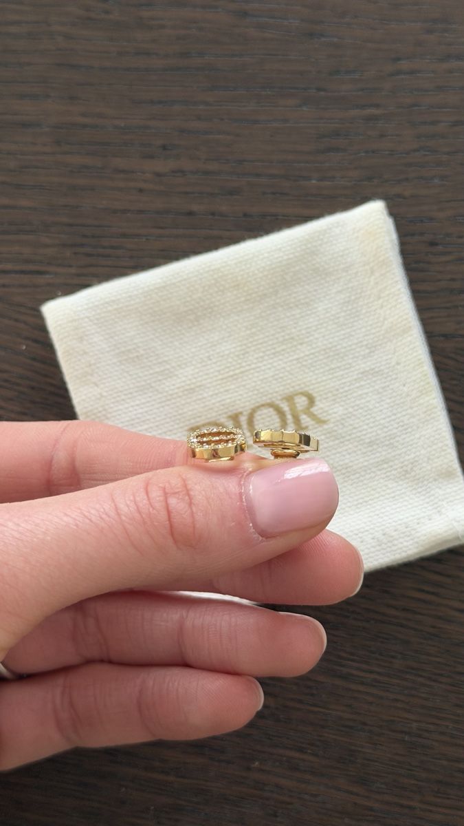 Dior Orecchini pendenti & Orecchini a lobo: Petit CD Mini-Ohrstecker – Nuovo (secondo la descrizione) da Birsfelden venduto da ant_ys8y 2
