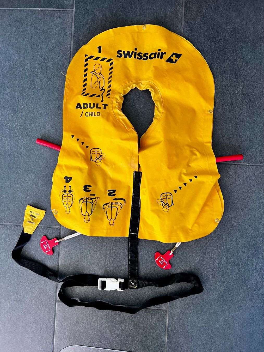 Giubbotti di salvataggio: Schwimmweste - Swissair – Usato da Muttenz venduto da Flyaway747 1