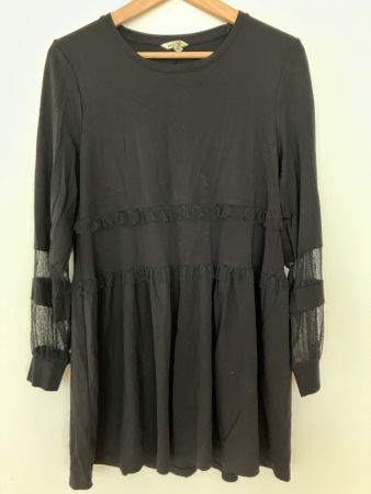 Schwarzes Kleid, mit Spitzeneinsätzen, S