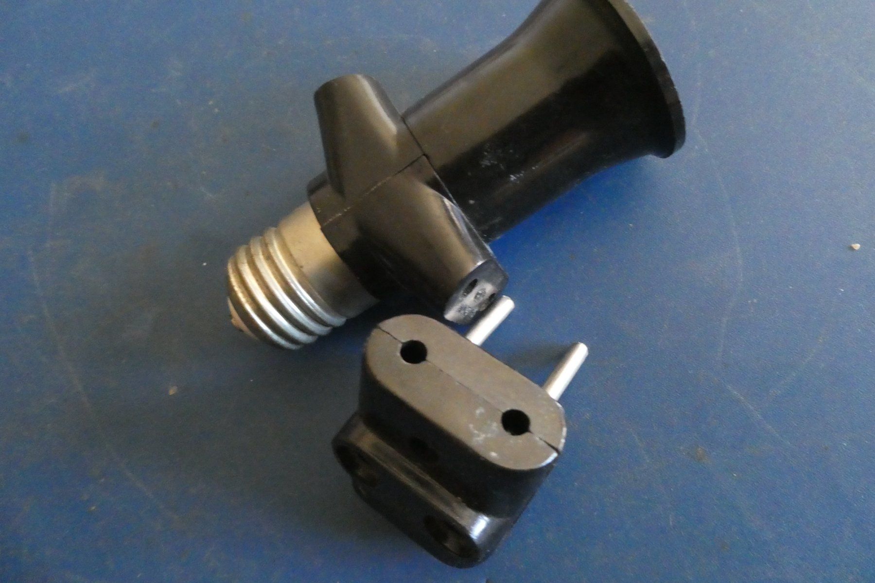 Spine: prise 220 v  ancienne – Usato da Fontaines NE venduto da monloisir 2