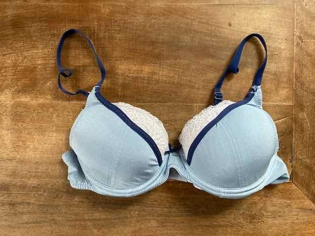 Sonstige Unterwäsche: BH Hellblau mit Spitzebesatz, A70, Formschön – Gebraucht aus Glarus von Life_Fashion_Art