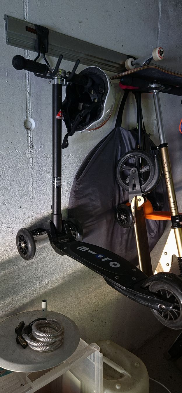 Micro Kickboard: Tretroller Micro Black. Maxi.  – Gebraucht aus St.Gallenkappel. von mt23101984 1