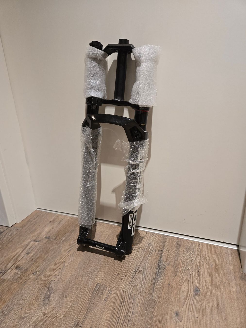 Rockshox Pezzi di ricambio: RockShox BoXXer Ultimate 29" 2025 – Nuovo e nell'imballaggio originale da Lully VD venduto da RadialMount 5