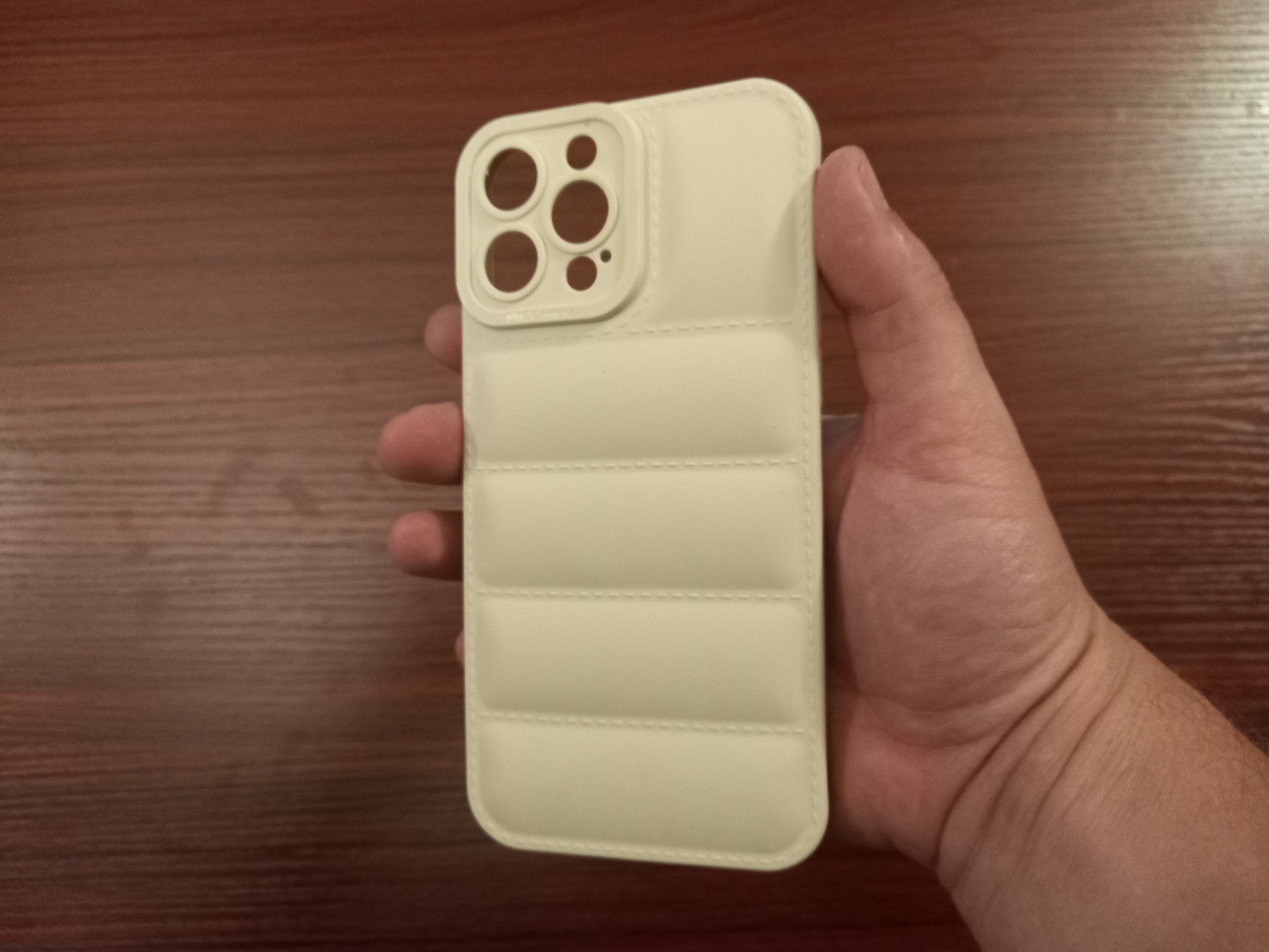 Apple Cover & Protezioni schermo: Silikonhülle Creme Farbe für Iphone 15 Pro – Nuovo e nell'imballaggio originale da Lausanne venduto da KUNKI-DESTOCK 3