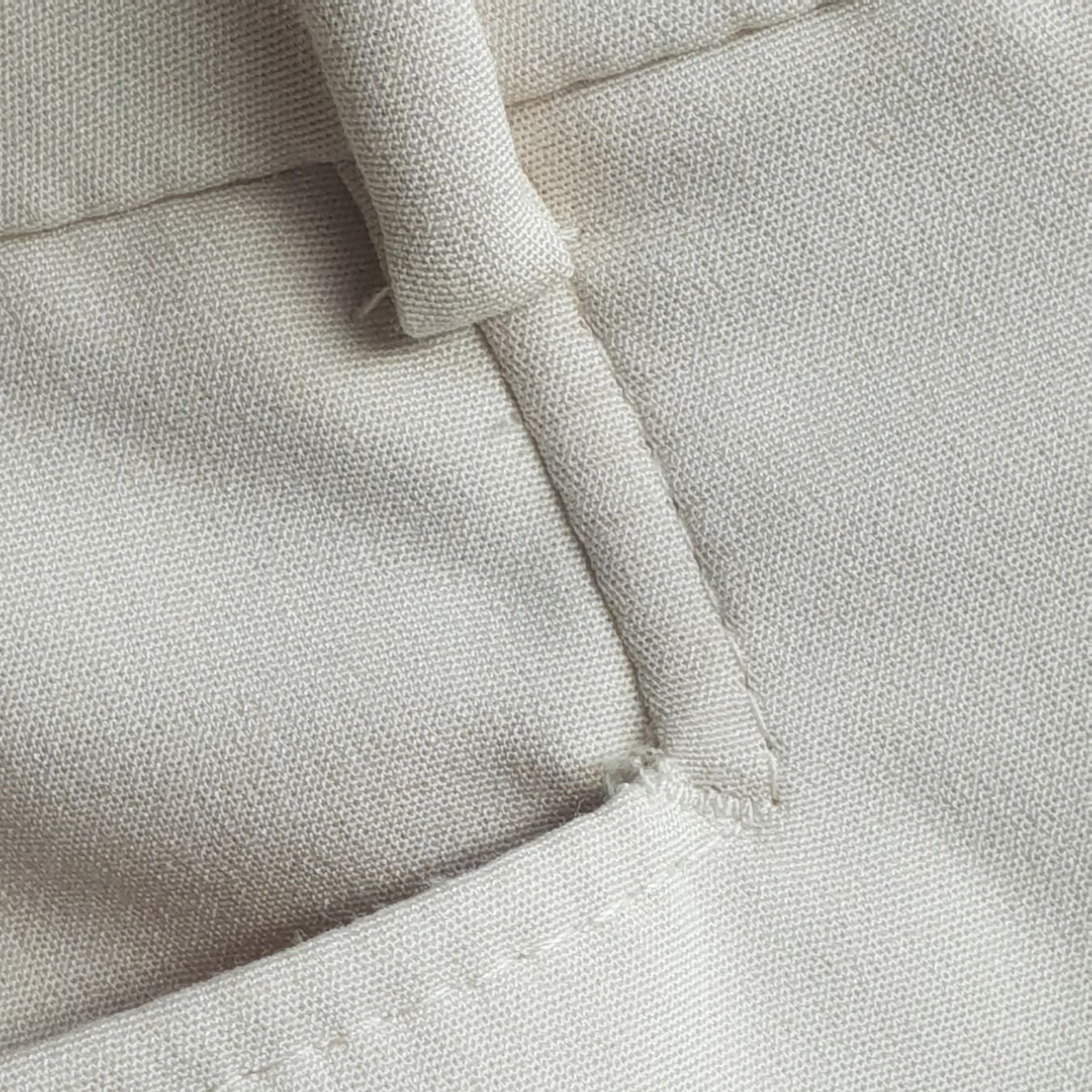 Mango Pantaloni: 🐸 Hose MANGO 34 offwhite – Nuovo (secondo la descrizione) da Môtier (Vully) venduto da Frogs 2