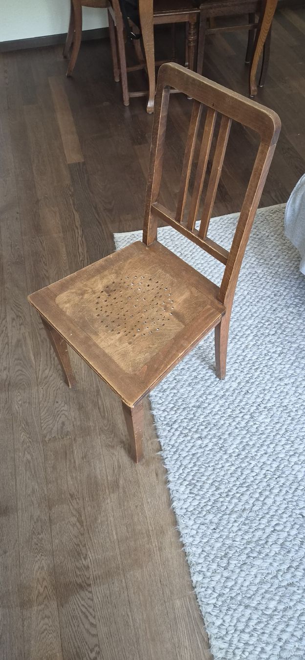 Chaises: Alter Stuhl, Holz, Sitzfläche mit Lochmuster, Einzelstück – D'occasion à Zürich par mar_typ2 3