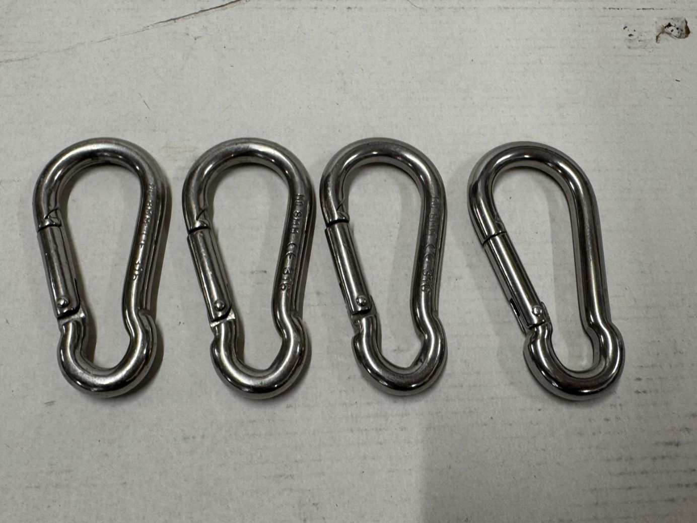 Attrezzatura da arrampicata: 4x Karabiner (A354) – Usato da Däniken SO venduto da Profog1