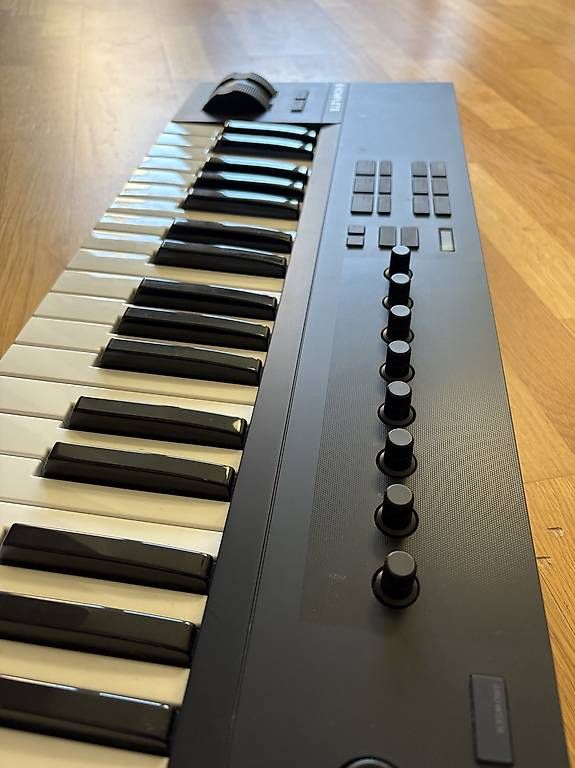 Strumenti musicali: Midi-Keyboard Komplete Kontrol A49 – Usato da Bern venduto da Baumwall 1