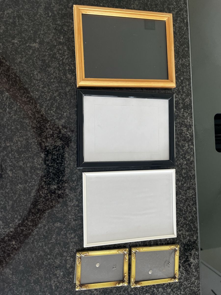 Cornici: 5 Bilderrahmen-Set, versch. Grössen, Gold, Schwarz, Weiss – Usato da Wollerau venduto da Garten1957