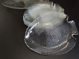 7x Fischteller und grosse Platte aus Glas