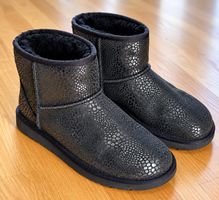 UGG Boots Gr. 38 – Schwarz mit Glanz-Print – warm gefüttert