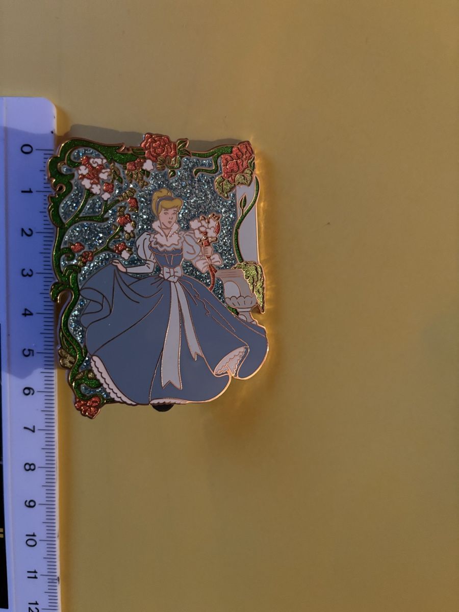 Disney Placchette & Badge: Pin Cinderella Disney – Usato da Lützelflüh-Goldbach venduto da NicoleL. 2
