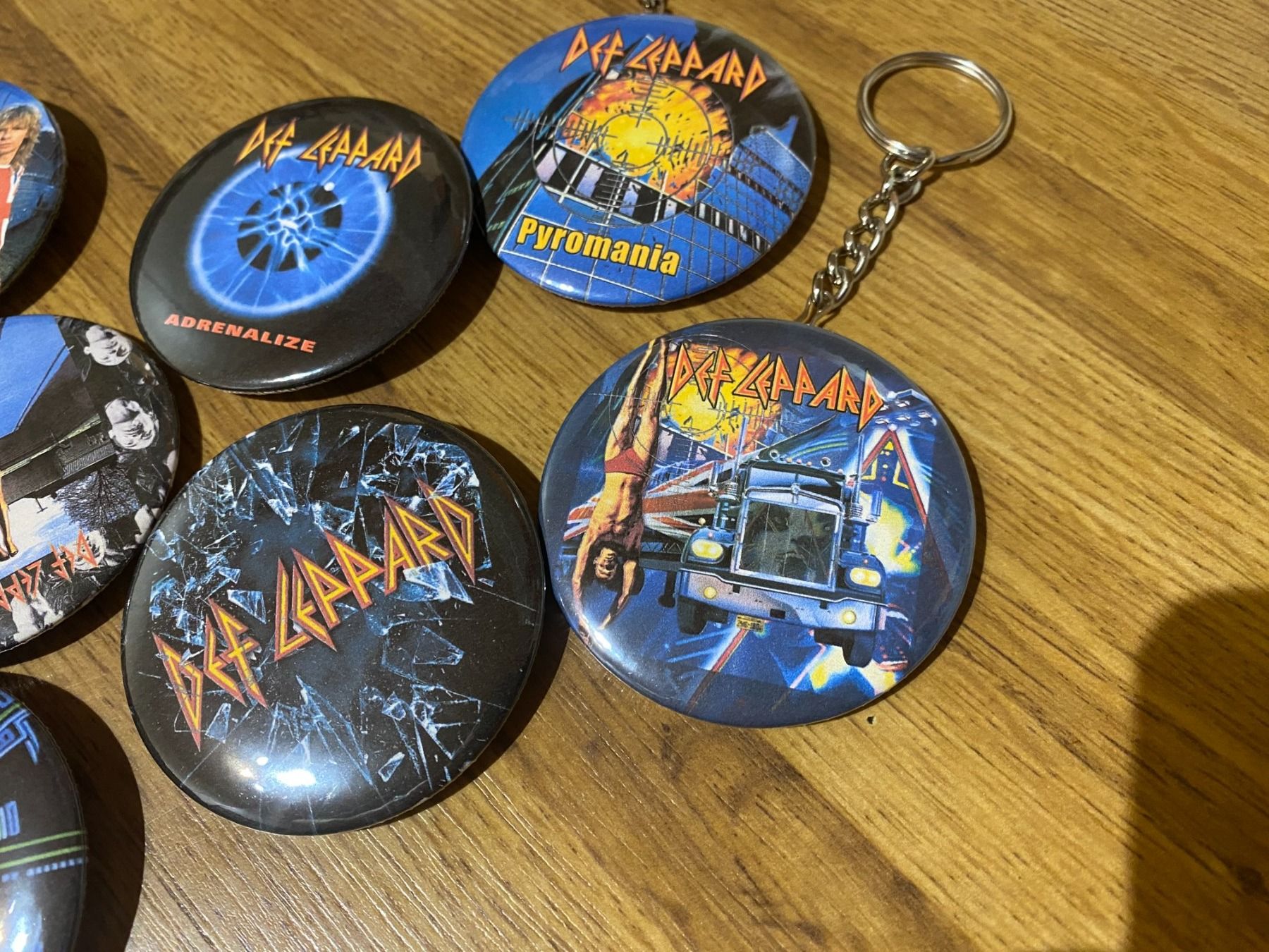 Plaketten & Abzeichen: Def Leppard- Flaschenoeffner & Ansteck Badges! – Neu (gemäss Beschreibung) aus Basel von FatCatPacksTheRatt 2