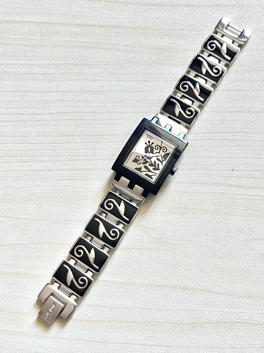 Swatch Orologi: Schöne Swatch Uhr mit Blumenmuster, elegant & zeitlos – Usato da Grenchen venduto da chththl 1