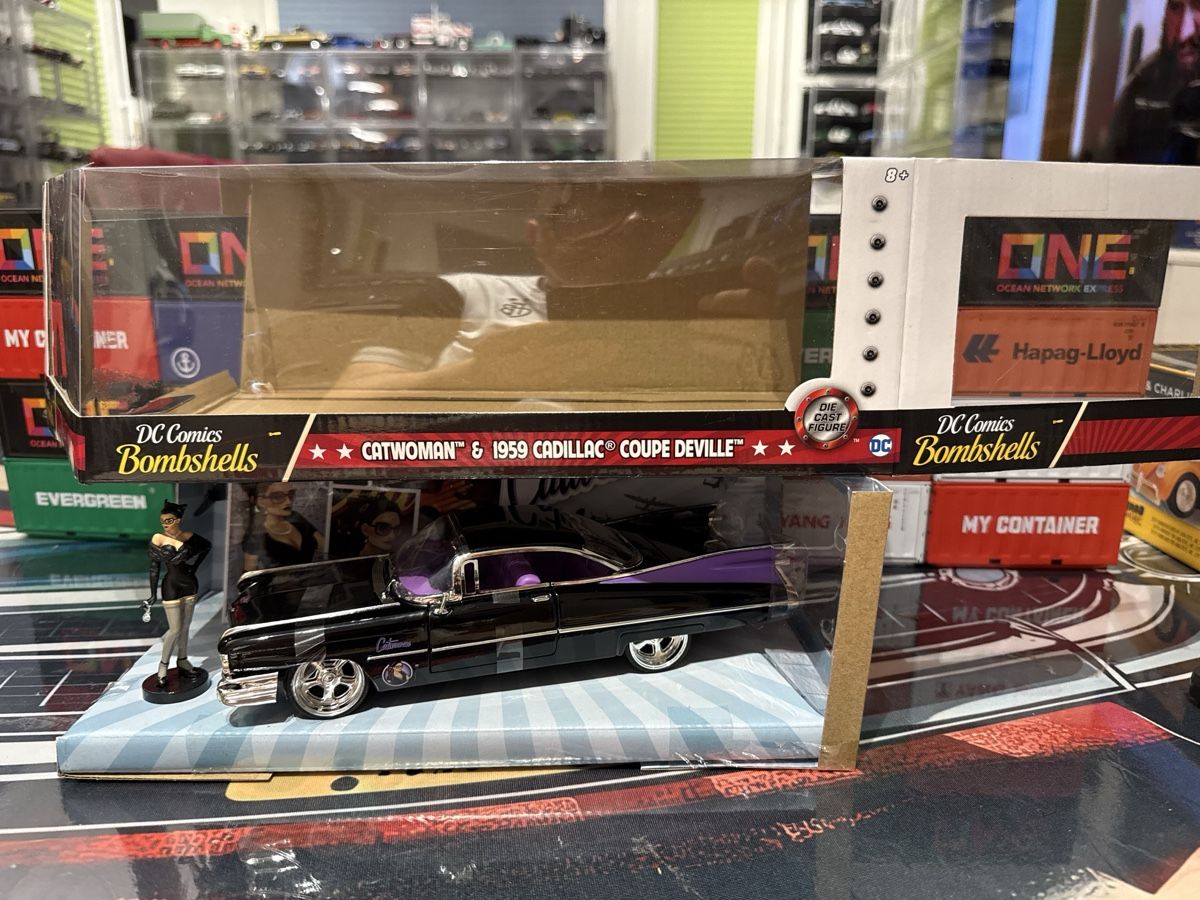 Modellautos: DC Comics Bombshells Catwoman & 1959 Cadillac – Gebraucht aus Basel von Zomeg 8