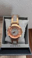 Damenuhr Guess roségoldfarben mit Glitzer im Etui