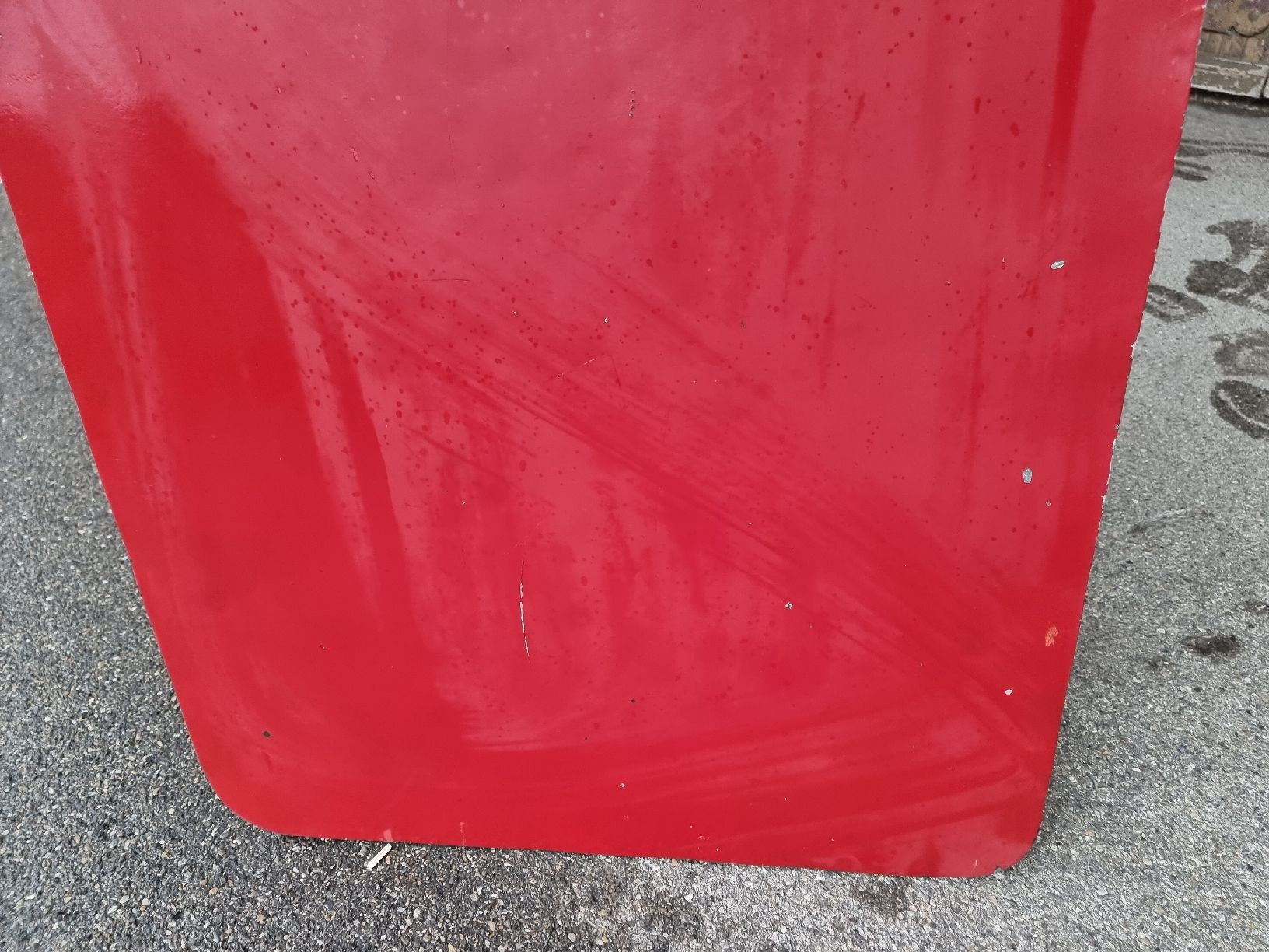 Tische: Roter Blechtisch Gartentisch, Beistelltisch – Gebraucht aus Wil SG von Athi 8