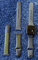 Apple Watch mit zwei Armbandsets in gebrauchtem Zustand
