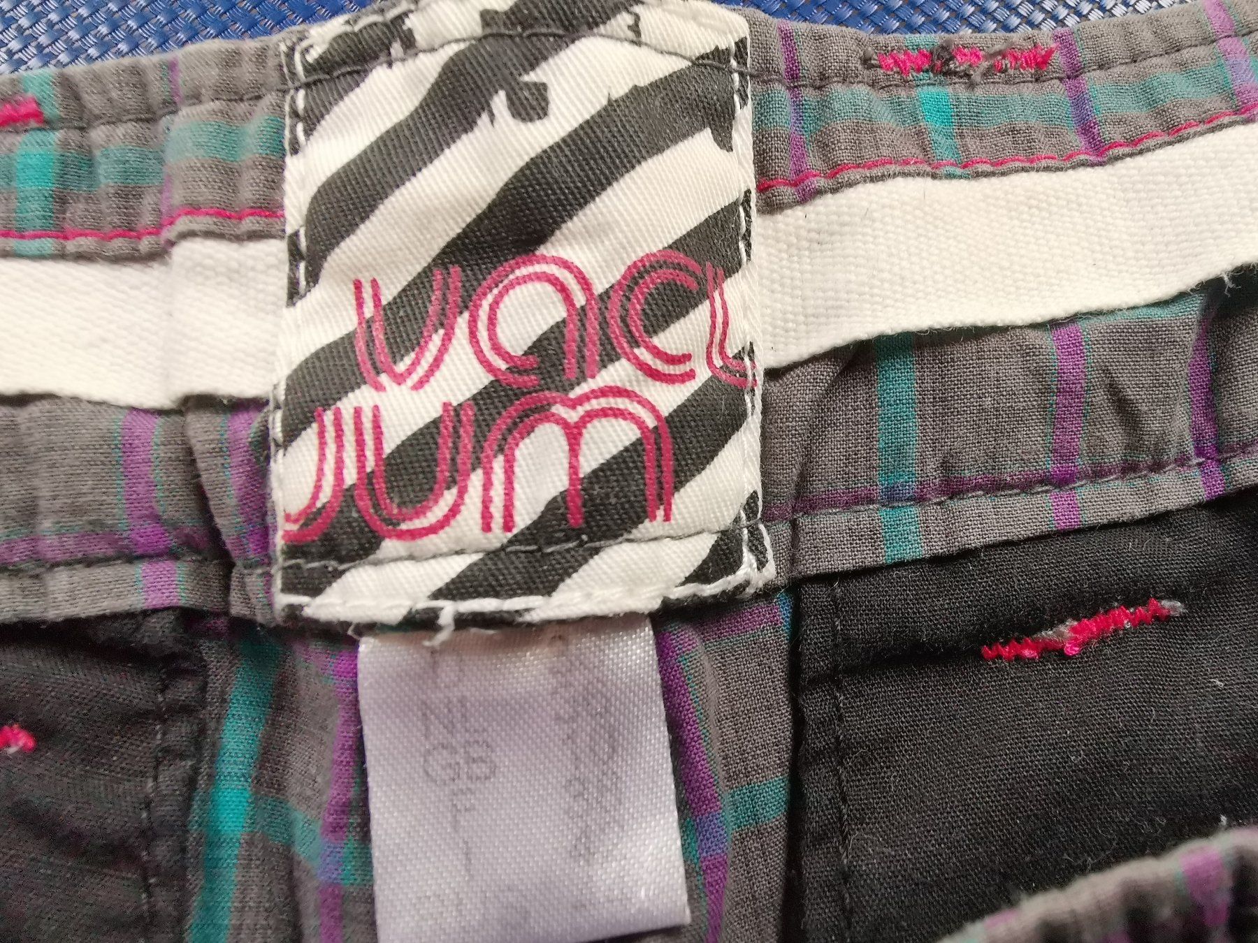 Pantaloni: VACUUM Stoffshorts Grösse 36 – Usato da Münsingen venduto da Nik_und_Kat 2