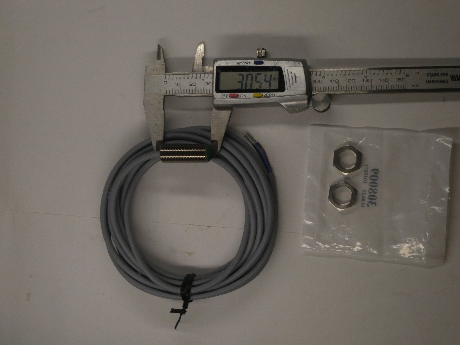 Componenti elettronici: Induktiver Näherungsschalter von Baumer – Nuovo (secondo la descrizione) da Fulenbach venduto da Hach0 1
