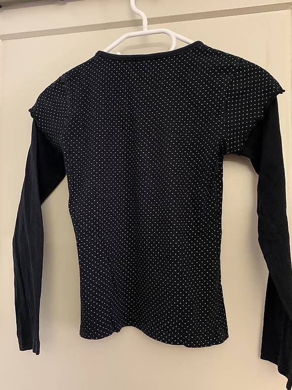 Camicette, T-shirt & Top: Schwarzes Mädchenshirt mit Tupfen  – Usato da Zürich venduto da lil_xr6x 1