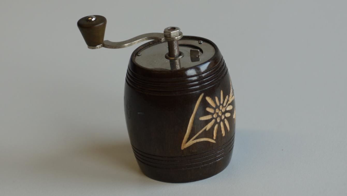 Elettrodomestici da cucina: Pfeffermühle, geschnitzt – Nuovo e nell'imballaggio originale da Brienz BE venduto da P.Edelweiss 1