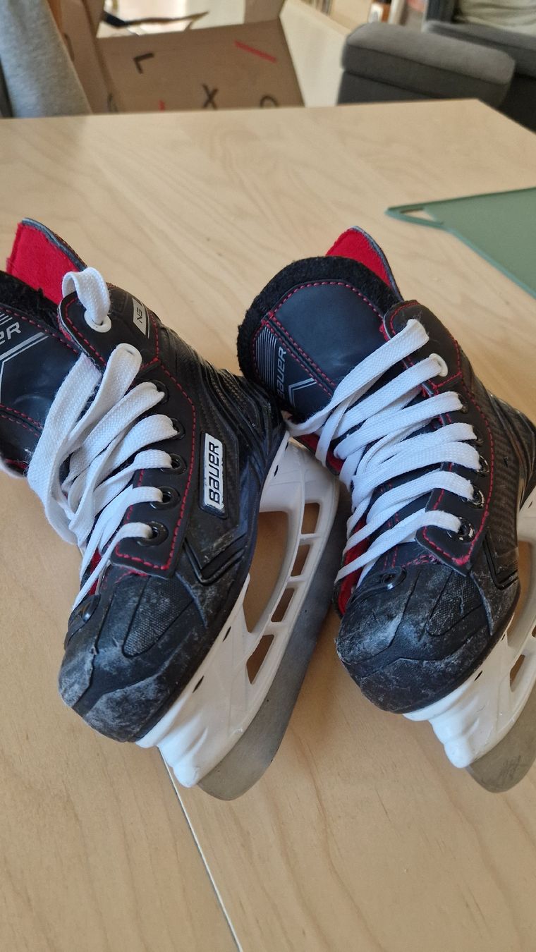 Bauer Pattini da ghiaccio: Bauer Eishockey Schlittschuhe Gr.Y9 gebraucht – Usato da Laupen BE venduto da Vogilny24 3