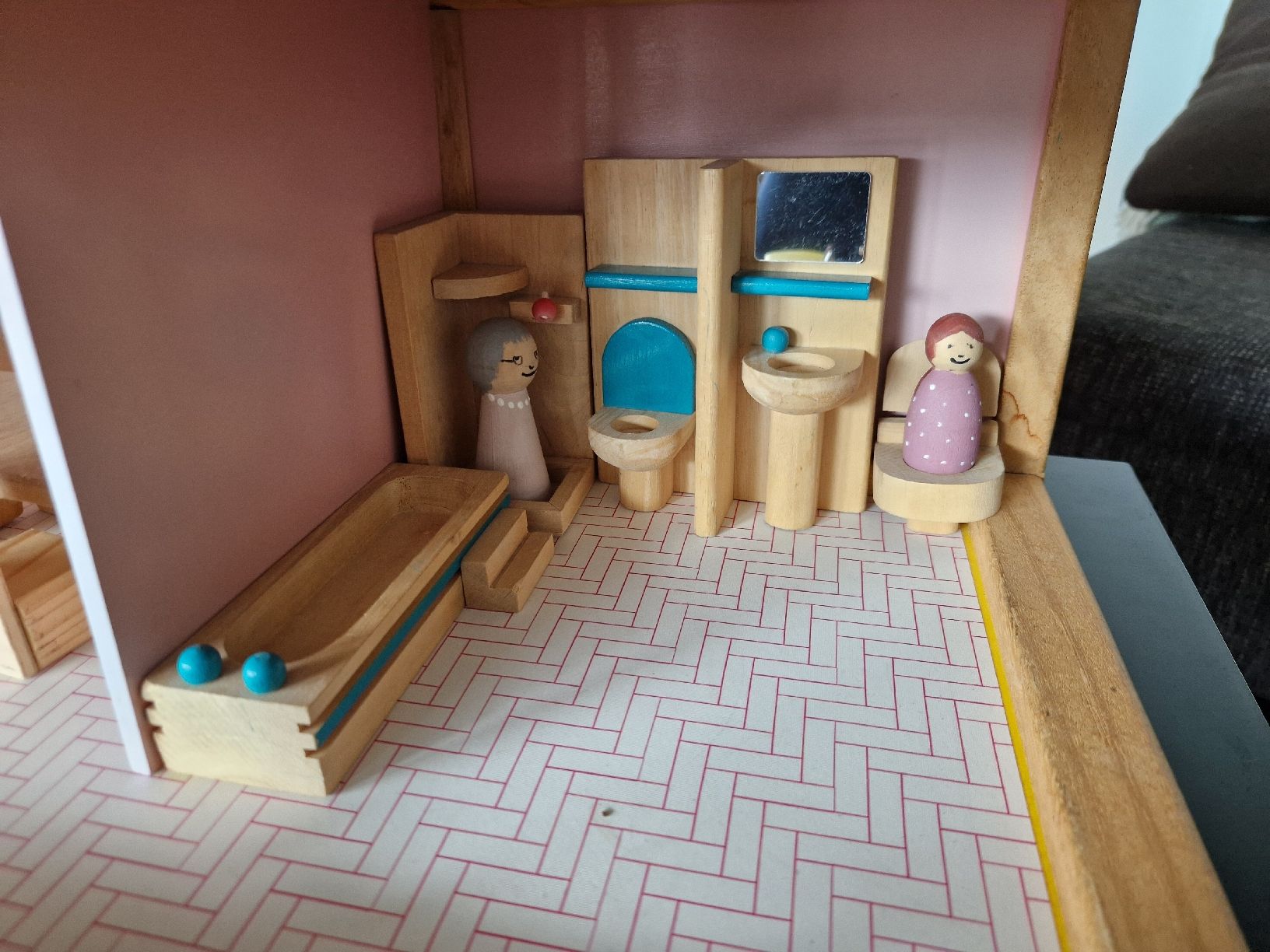Case e mobili per bambole: Holzpuppenhaus mit Möbeln und Bewohner – Usato da Zug venduto da snussbaumer 2