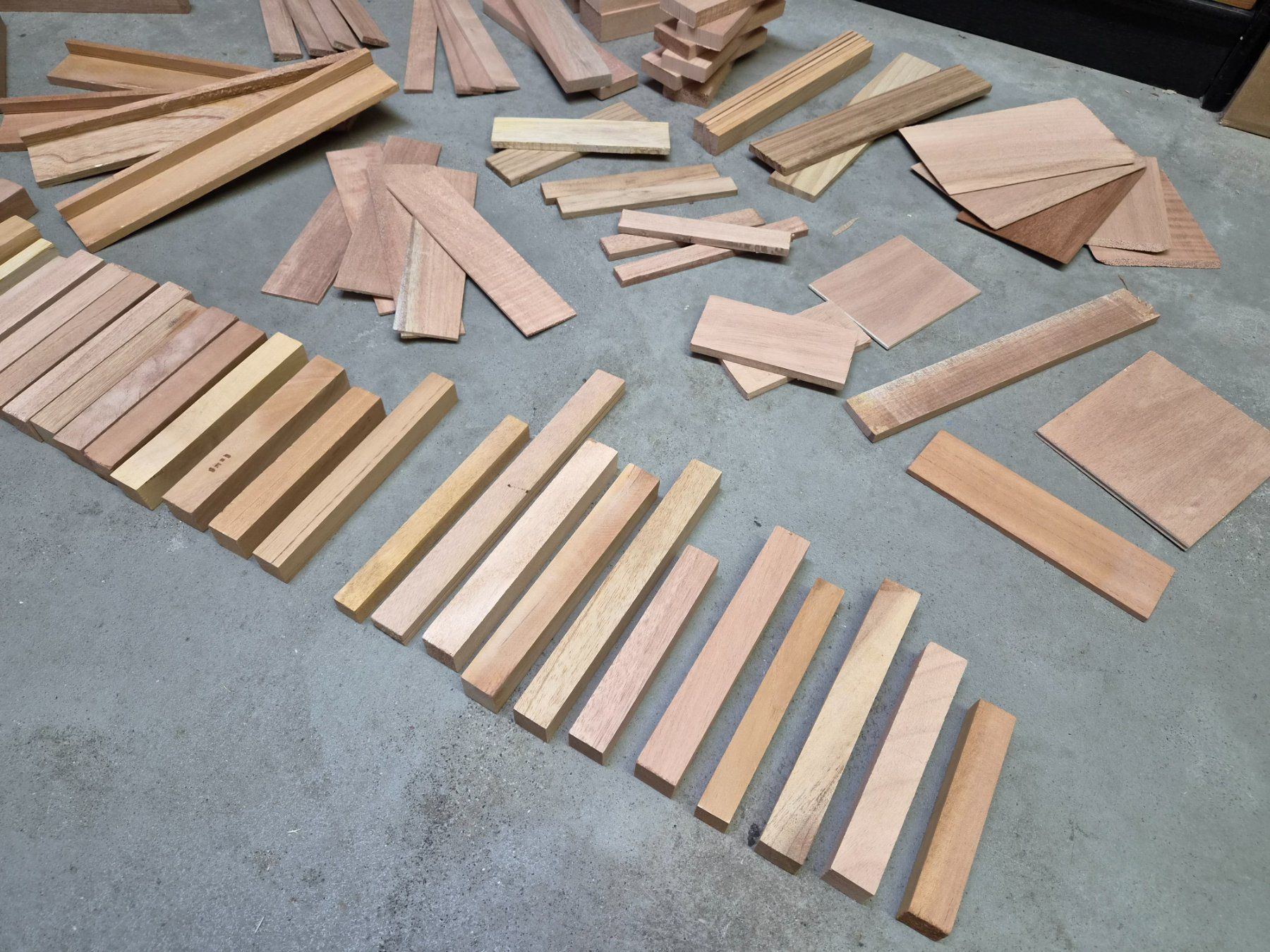 Articoli in legno: Zedern Holz Klötze / Holzreste – Usato da Wetzikon ZH venduto da Tothart 1