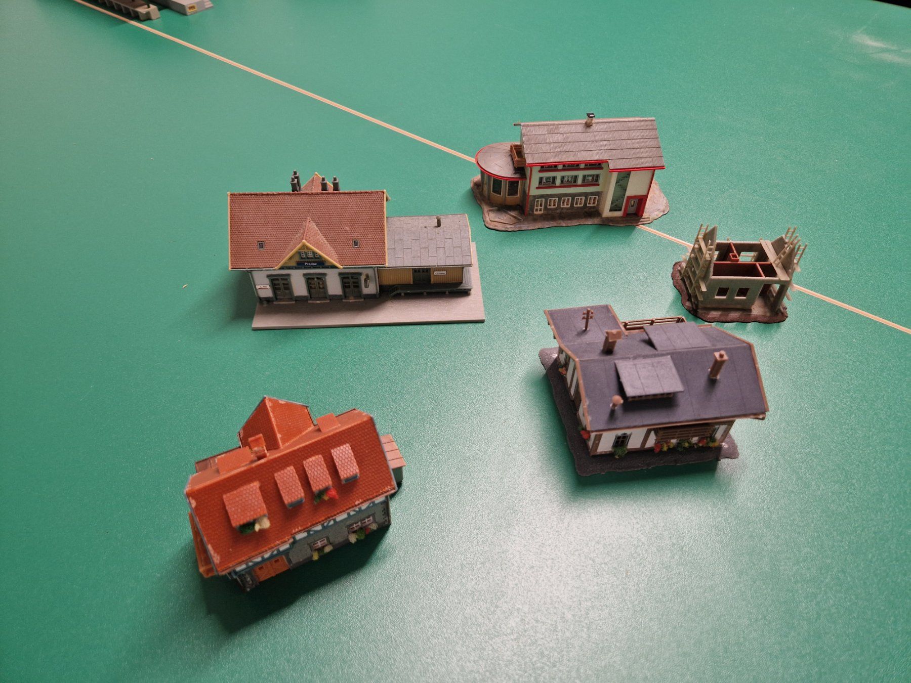 Modellini di ferrovie: Diverse Modellbahn Häuser – Usato da Islikon venduto da Hitch2010 2