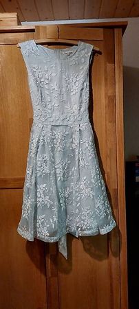 Kleid mit schönen Stickereien