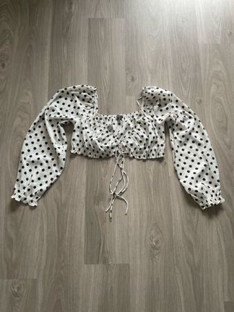 Punktiertes Crop Top mit Puffärmeln - Sommer Look! Gr. M