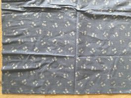 Baumwollstoff blau mit silbernen Kirschen