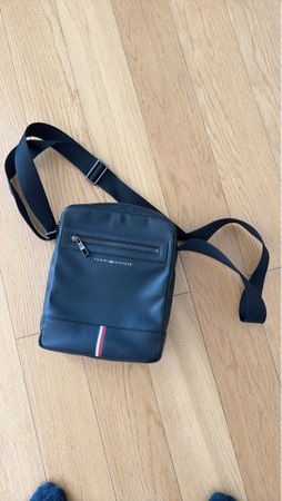 Tommy Hilfiger Tasche Umhaengetasche Schwarz guter Zustand