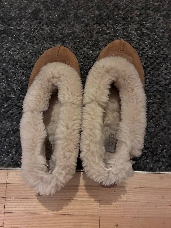 Chaussures femmes: UGG Hausschuhe / Slippers – D'occasion à Spreitenbach par sam_l5fj 1