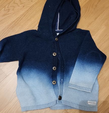 Süsser Baby Strickjacke mit Kapuze, Grösse 68, 6-9Monate