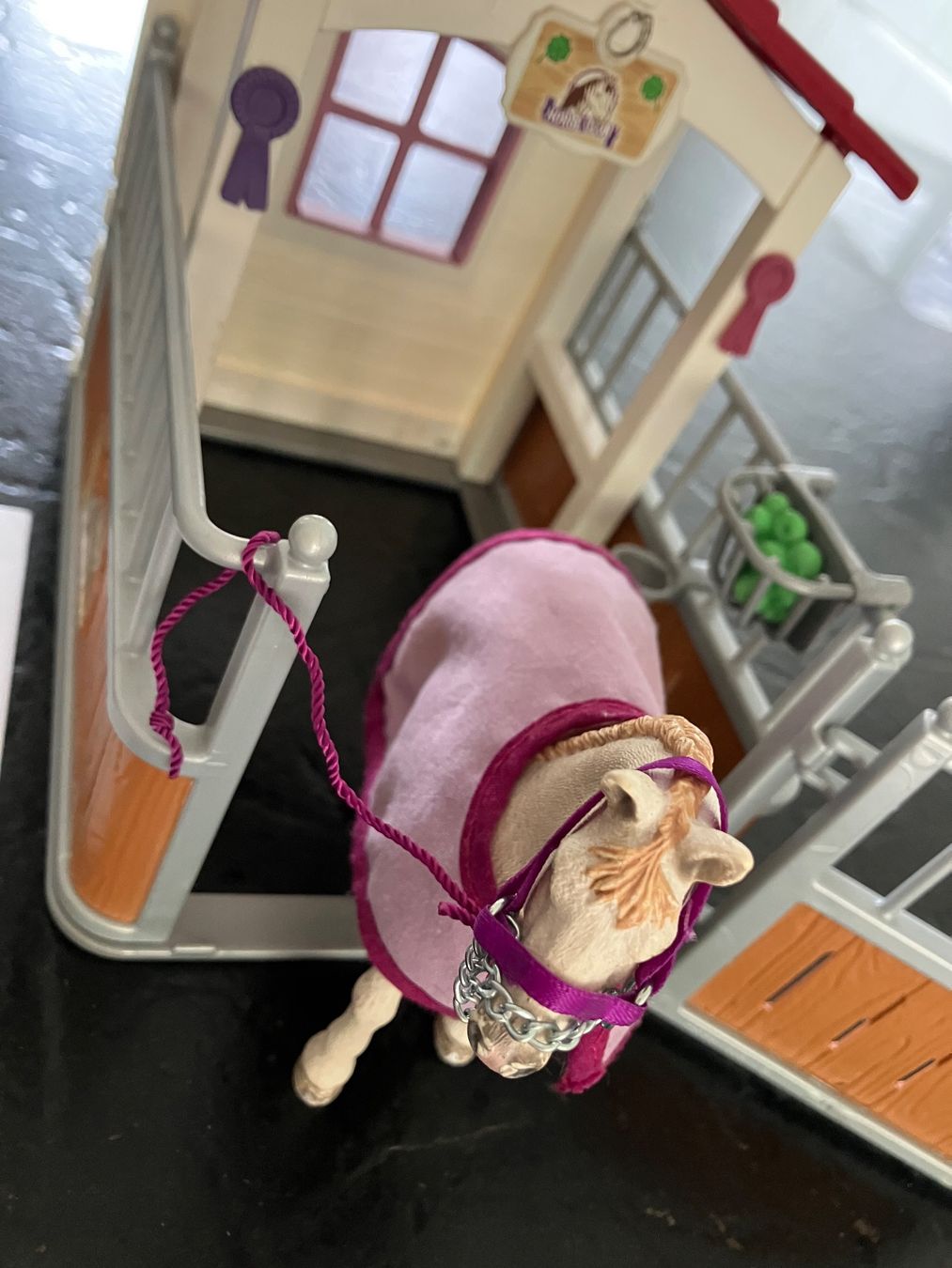 Schleich Giocattoli: Schleich Stall mit Pferd – Usato da Ettingen venduto da esther82 1