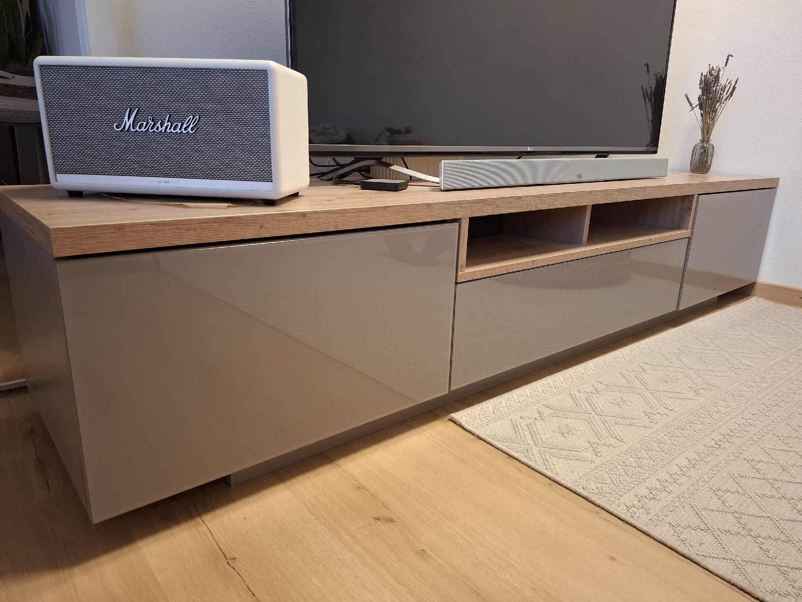 Mobili TV: Ende Juni abholen! TV LowBoard high quality – Nuovo (secondo la descrizione) da Schaffhausen venduto da ricmivo