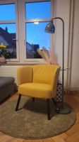  Leseecke – Sessel, Stehlampe & runder Teppich