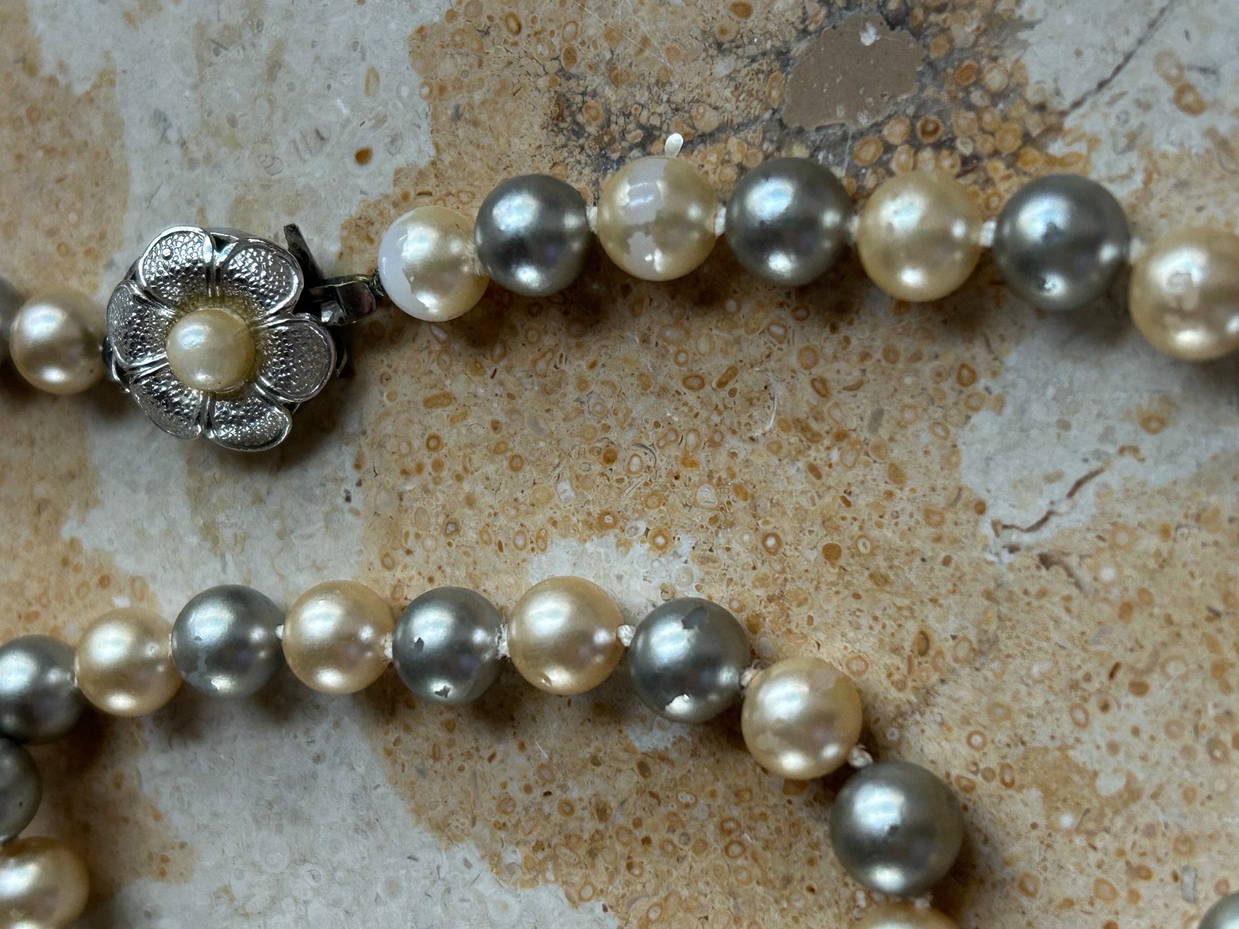 Catenine: Elegante Perlenkette, champagner-grau, Vintage – Usato da Laufen venduto da belleskulptur 7