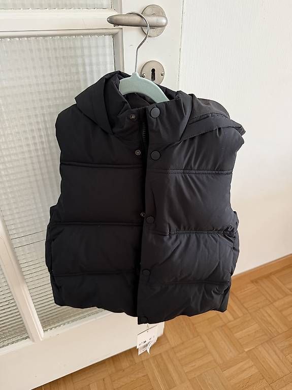Altro abbigliamento per bambina: Zara Weste Gr. 116 NEU Schwarz – Usato da Küsnacht ZH venduto da Leen