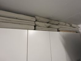 8 Ikea Sitzkissen und 8 Zierkissen zu Lounge