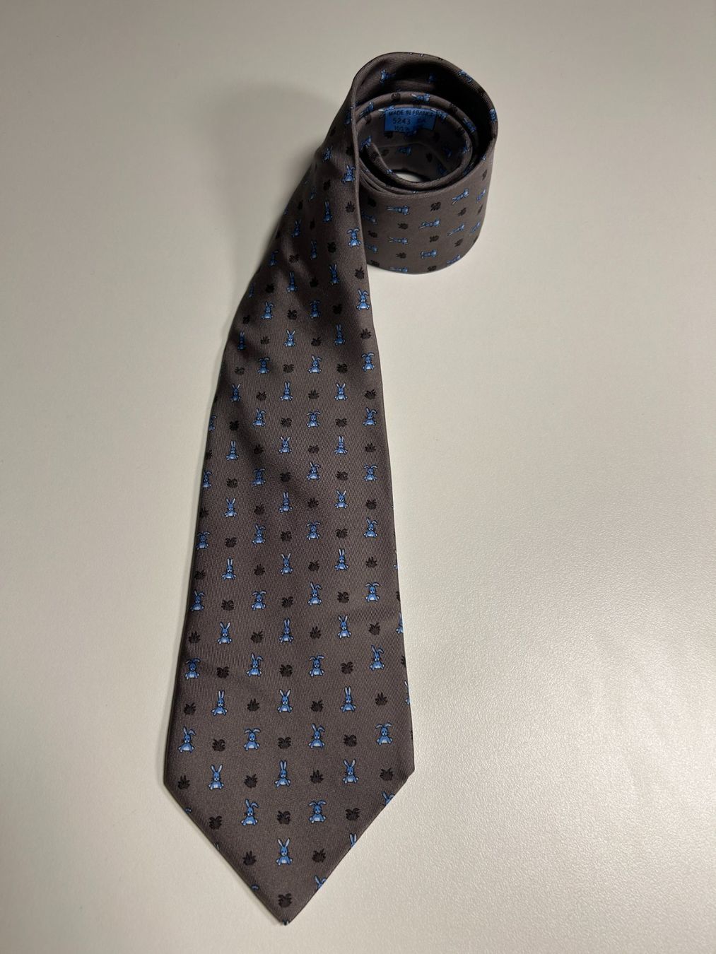 Hermès Cravatte: Hermès Blaue Hasen Krawatte – Nuovo (secondo la descrizione) da Bern venduto da kurtikobolt74 1