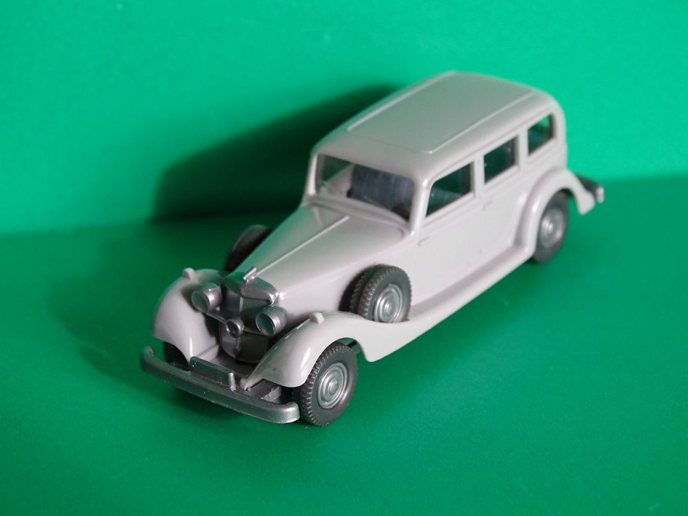 Sunstar 2409 Horch 855 Roadster schwarz / grünmetallic 1:18