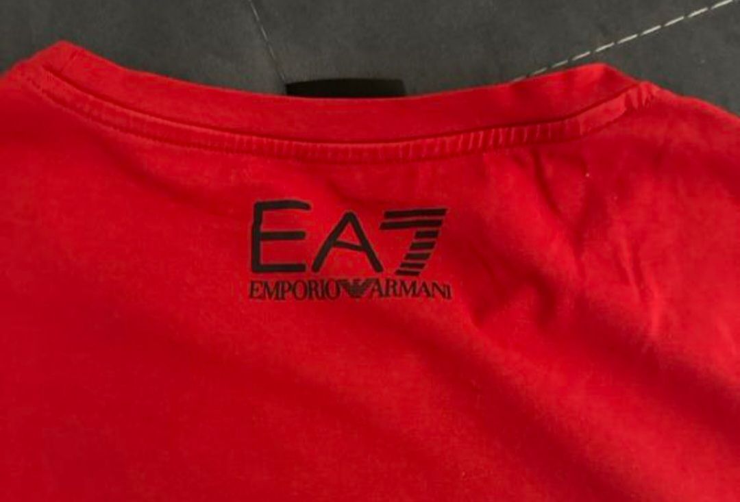 Armani T-shirt: Armani Tshirt Rot – Nuovo (secondo la descrizione) da neuhausen am rheinfall venduto da Tadeuss 1