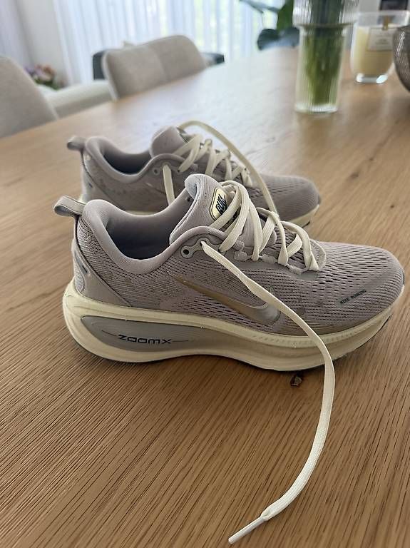 Nike Scarpe da donna: Nike Performance VOMERO 18 SE – Usato da Niederhasli venduto da pam_9ckc